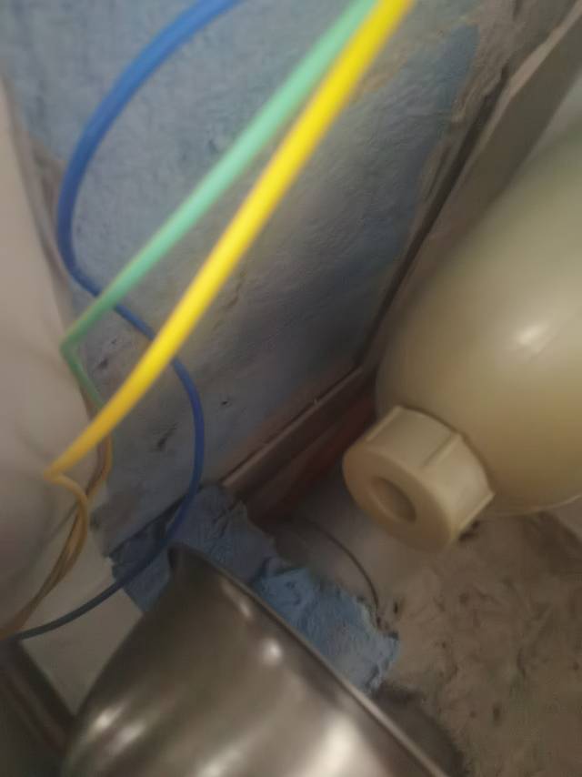 天花顶排污管道根部漏水维修