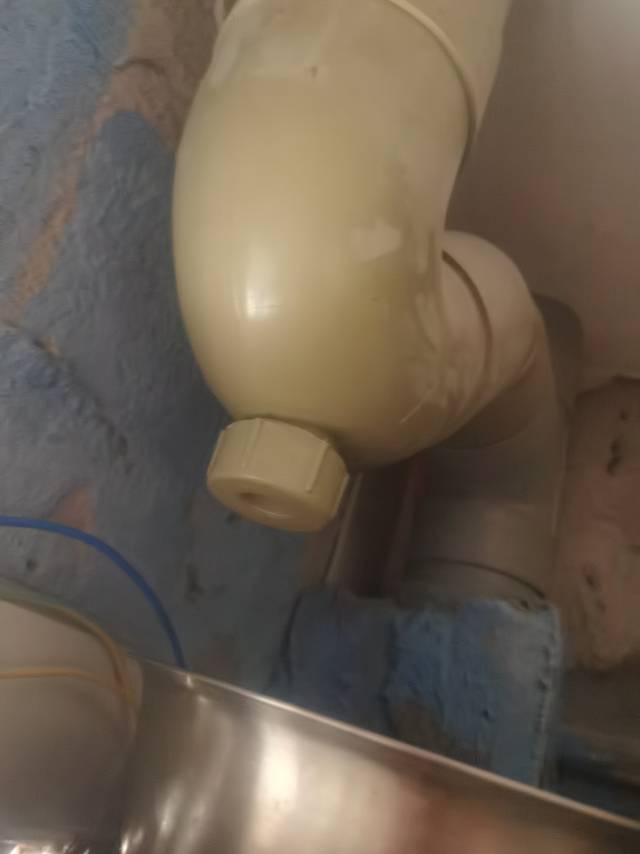天花顶排污管道根部漏水维修