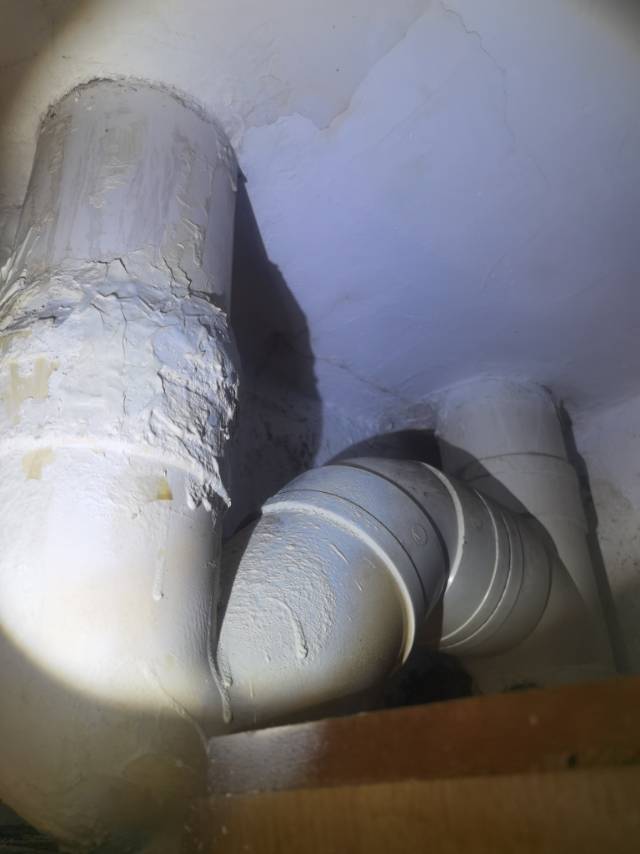 天花顶排污管道根部漏水维修