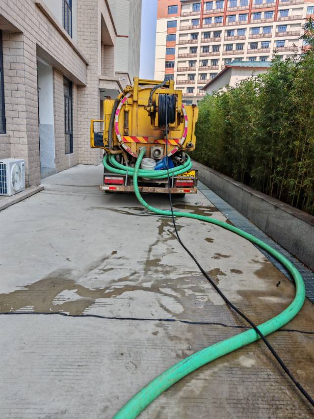 专业团队承接管道疏通（学校，医院，工业园区，酒店，别墅，承包物业小区：清理化粪池，抽污水池，抽隔油池。）高压车疏通大小下水管道，高压车清洗地面，承接小区、办公楼、公寓、物业管理及维修维护等等，祝您生意兴隆！欢迎来电咨询，期待合作！电话
