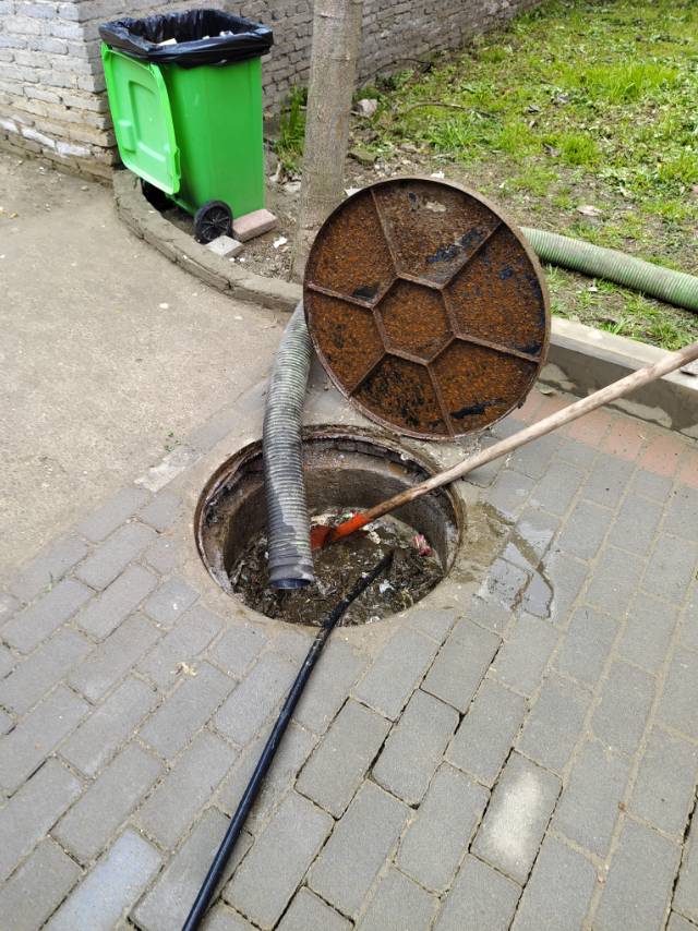 专业疏通，让管道和生活不再有淤堵。