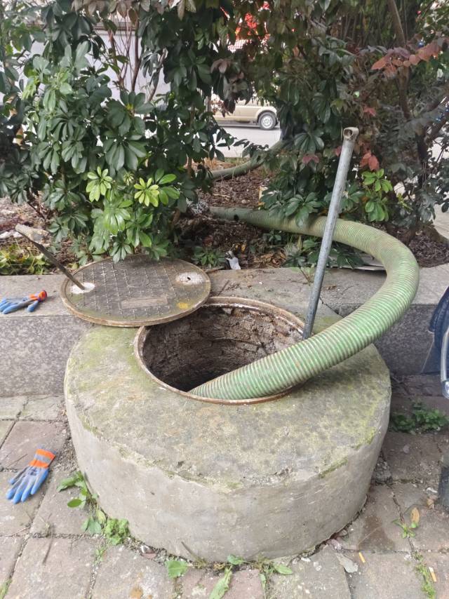 专业疏通，让管道和生活不再有淤堵。
