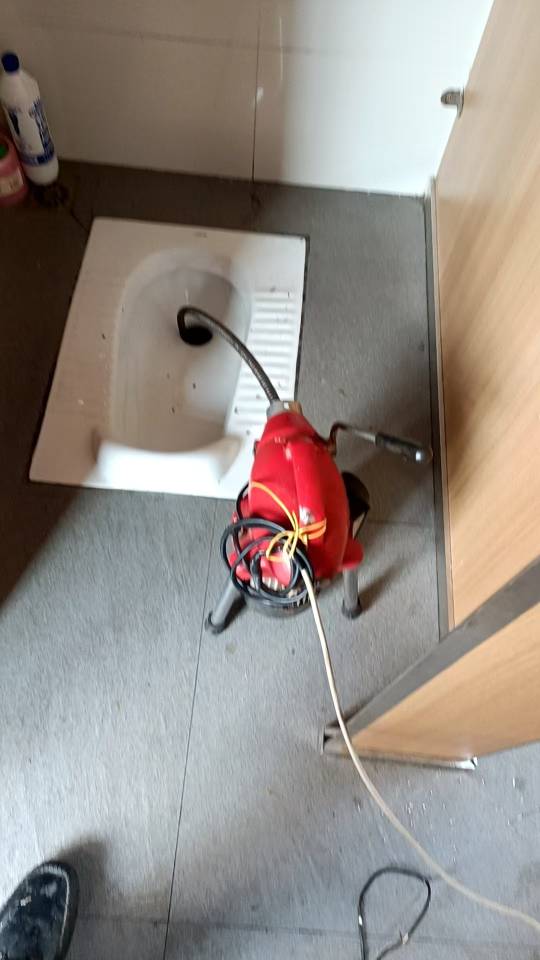 疏通厕所下水道