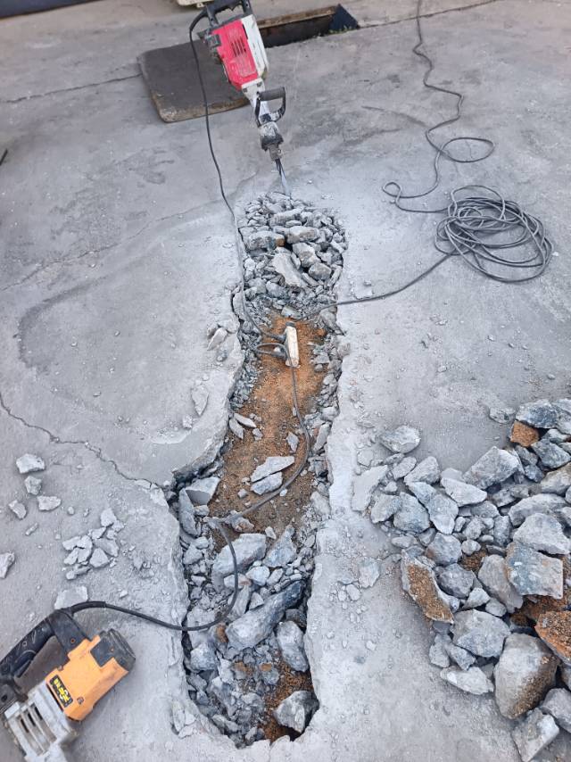 满城区百顺家政下水道疏通上下水改造开锁换锁太阳能热水器漏水维修水管漏水维修卫生间除臭等等