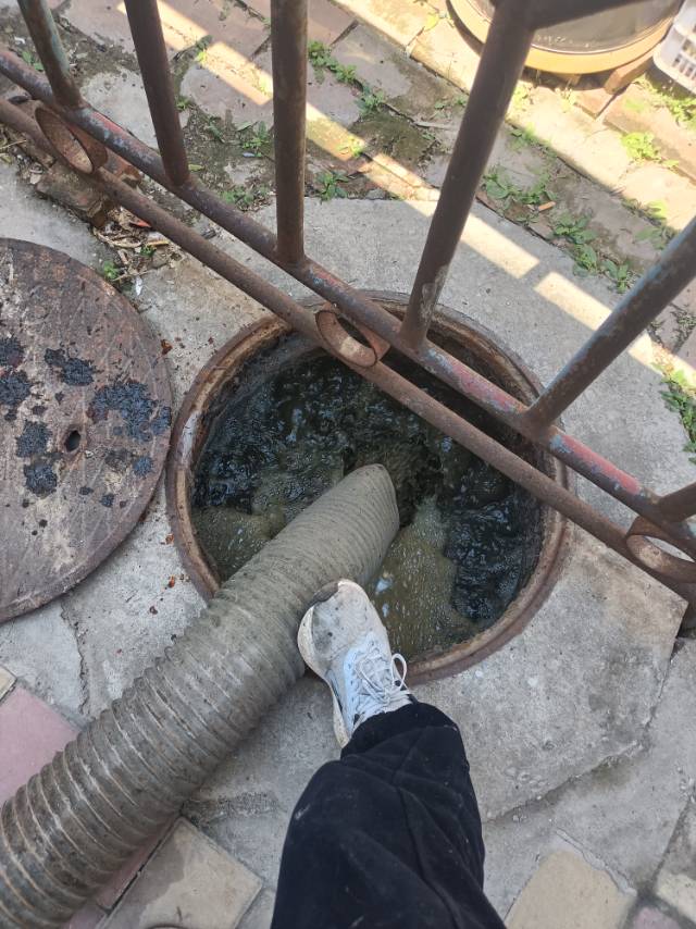 抽化粪池，高压清洗管道，疏通马桶地漏