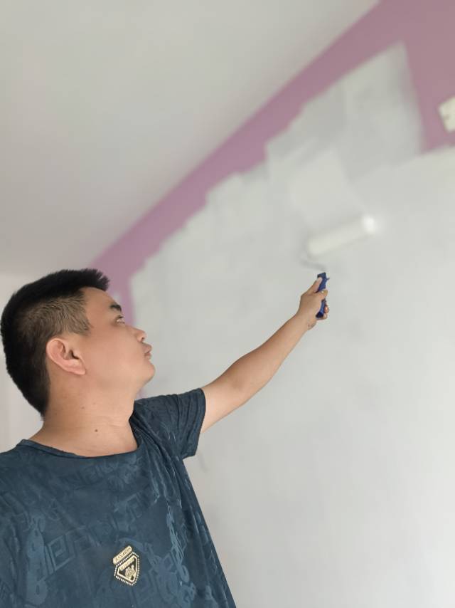 维修墙面。房屋整刷