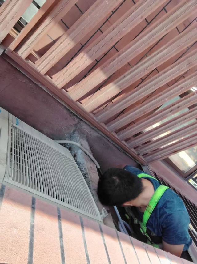 维修空调冷水管。