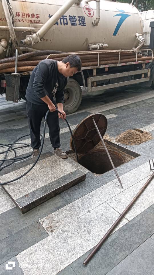 专业疏通各种排水管下水道，抽化粪池，油池，专用吸污车，高压车可用