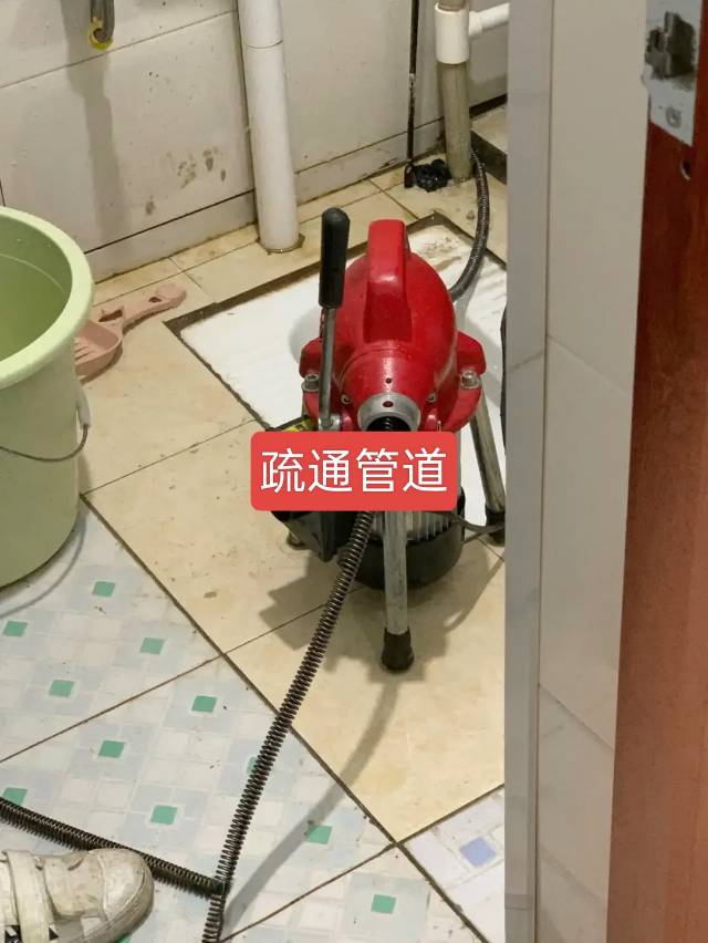 重庆全市疏通服务，马桶、管道、地漏、厕所、阳台地漏、冲凉房地漏、厨房洗碗盆等各类下水管道均可处理，机器设备齐全，师傅经验丰富，效率高。