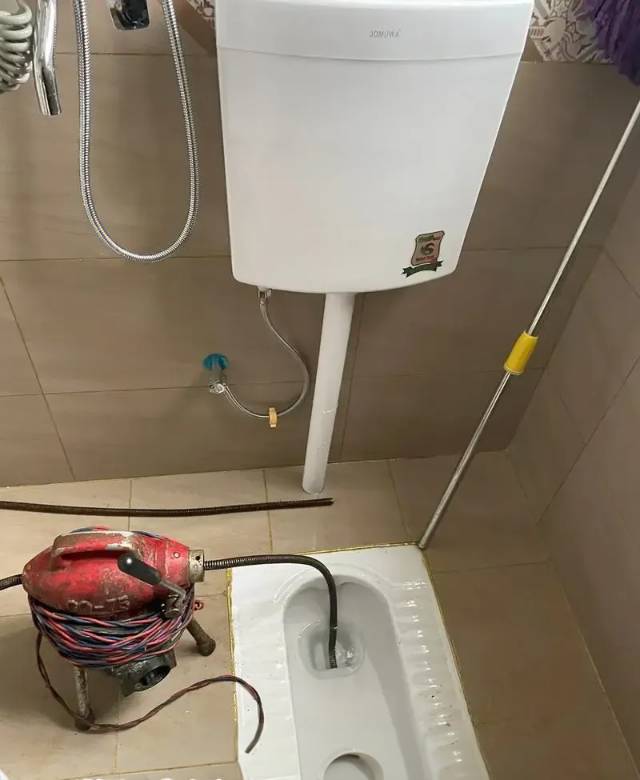 重庆全市疏通服务，马桶、管道、地漏、厕所、阳台地漏、冲凉房地漏、厨房洗碗盆等各类下水管道均可处理，机器设备齐全，师傅经验丰富，效率高。