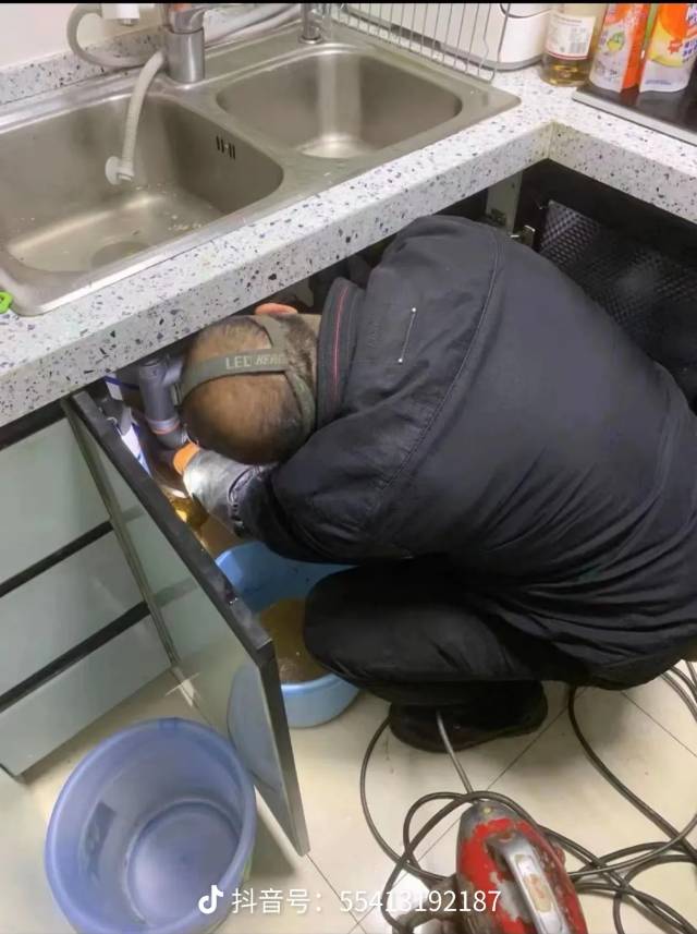重庆全市疏通服务，马桶、管道、地漏、厕所、阳台地漏、冲凉房地漏、厨房洗碗盆等各类下水管道均可处理，机器设备齐全，师傅经验丰富，效率高。
