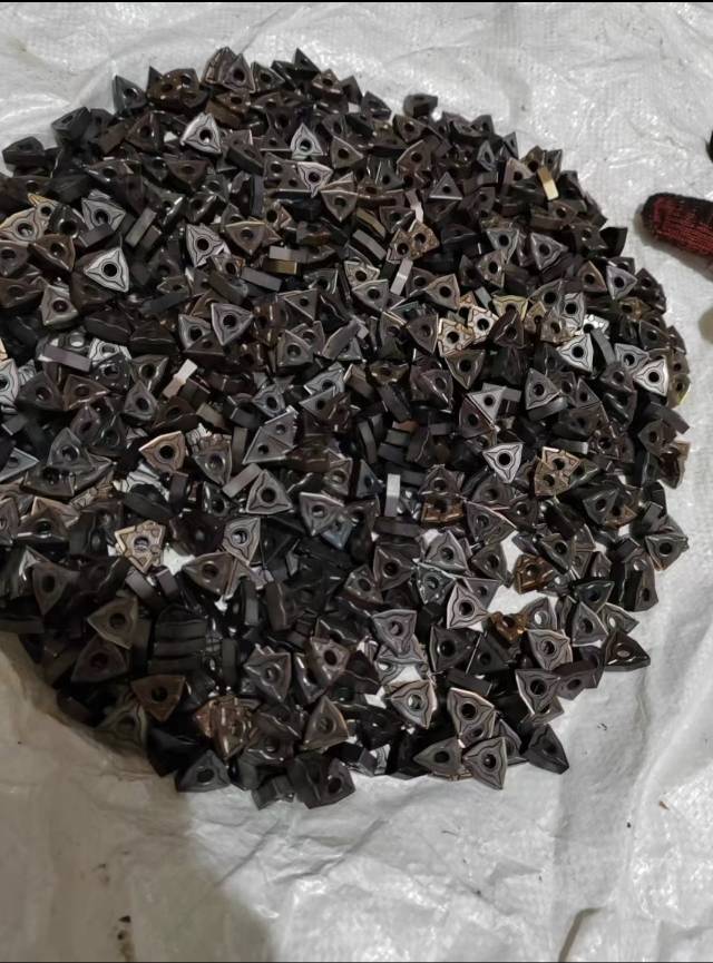 诸暨疏通下水道，打捞戒指