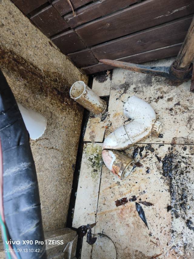 诸暨疏通下水道，打捞戒指