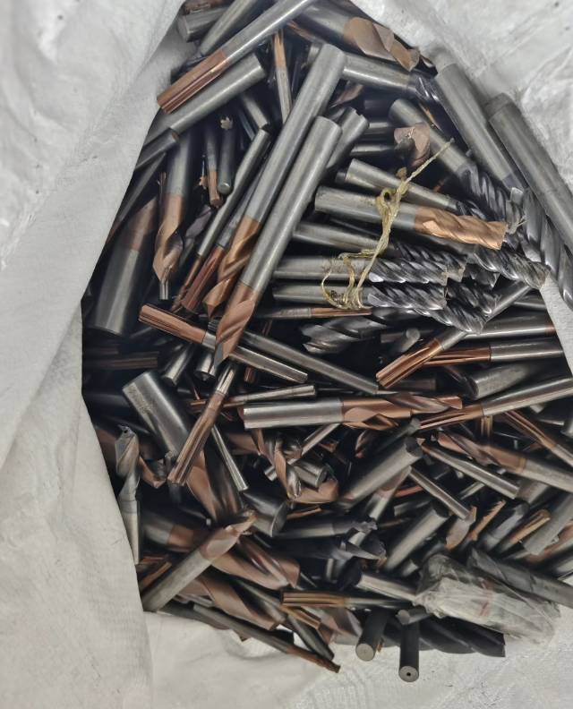 诸暨疏通下水道，打捞戒指