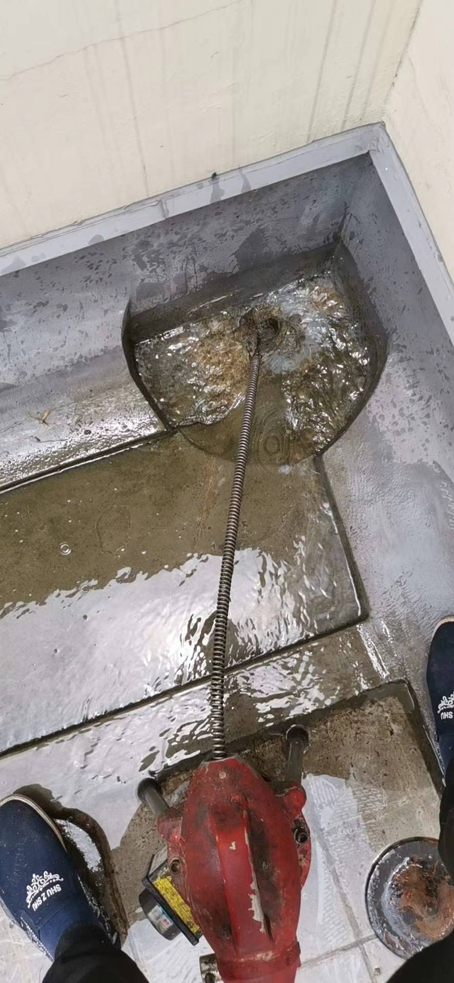 专业管道疏通，厕所，厨房，洗手池，地漏，等一切疏通。家电清洗，热水器，油烟机，空调清洗等一些。