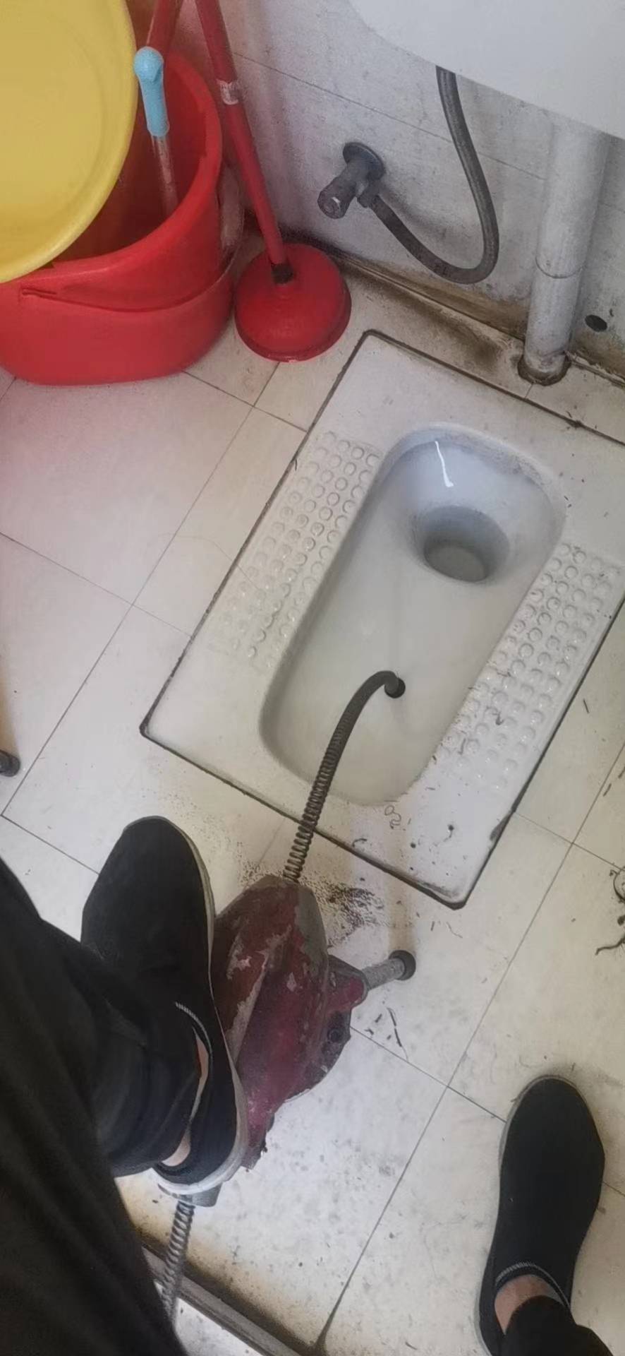 专业管道疏通，厕所，厨房，洗手池，地漏，等一切疏通。家电清洗，热水器，油烟机，空调清洗等一些。