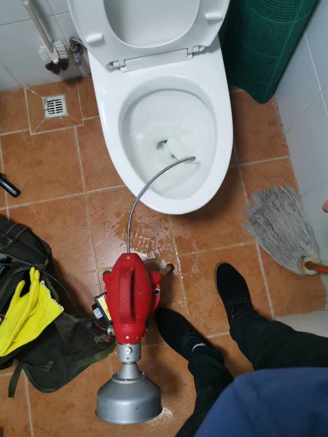 专业管道疏通，厕所，厨房，洗手池，地漏，等一切疏通。家电清洗，热水器，油烟机，空调清洗等一些。