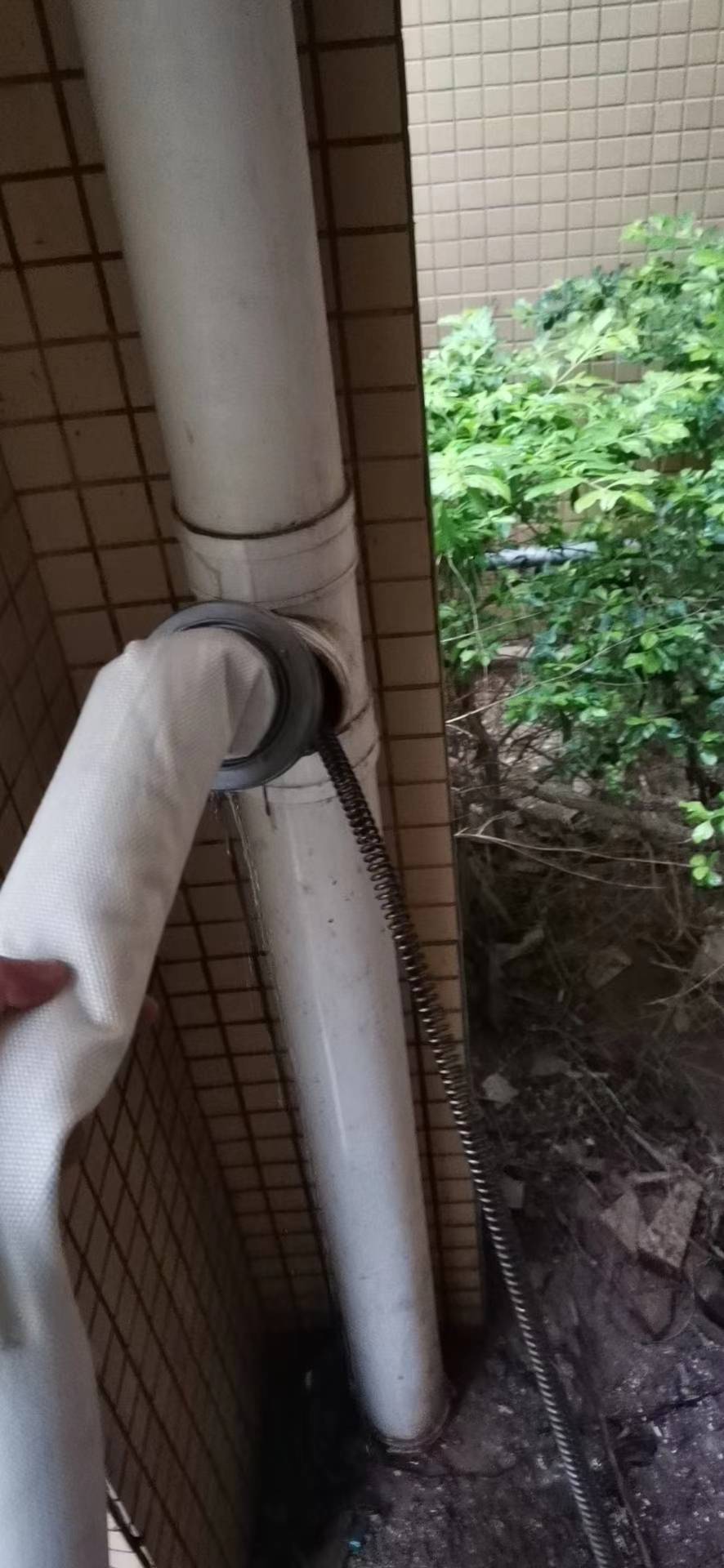 专业管道疏通，厕所，厨房，洗手池，地漏，等一切疏通。家电清洗，热水器，油烟机，空调清洗等一些。