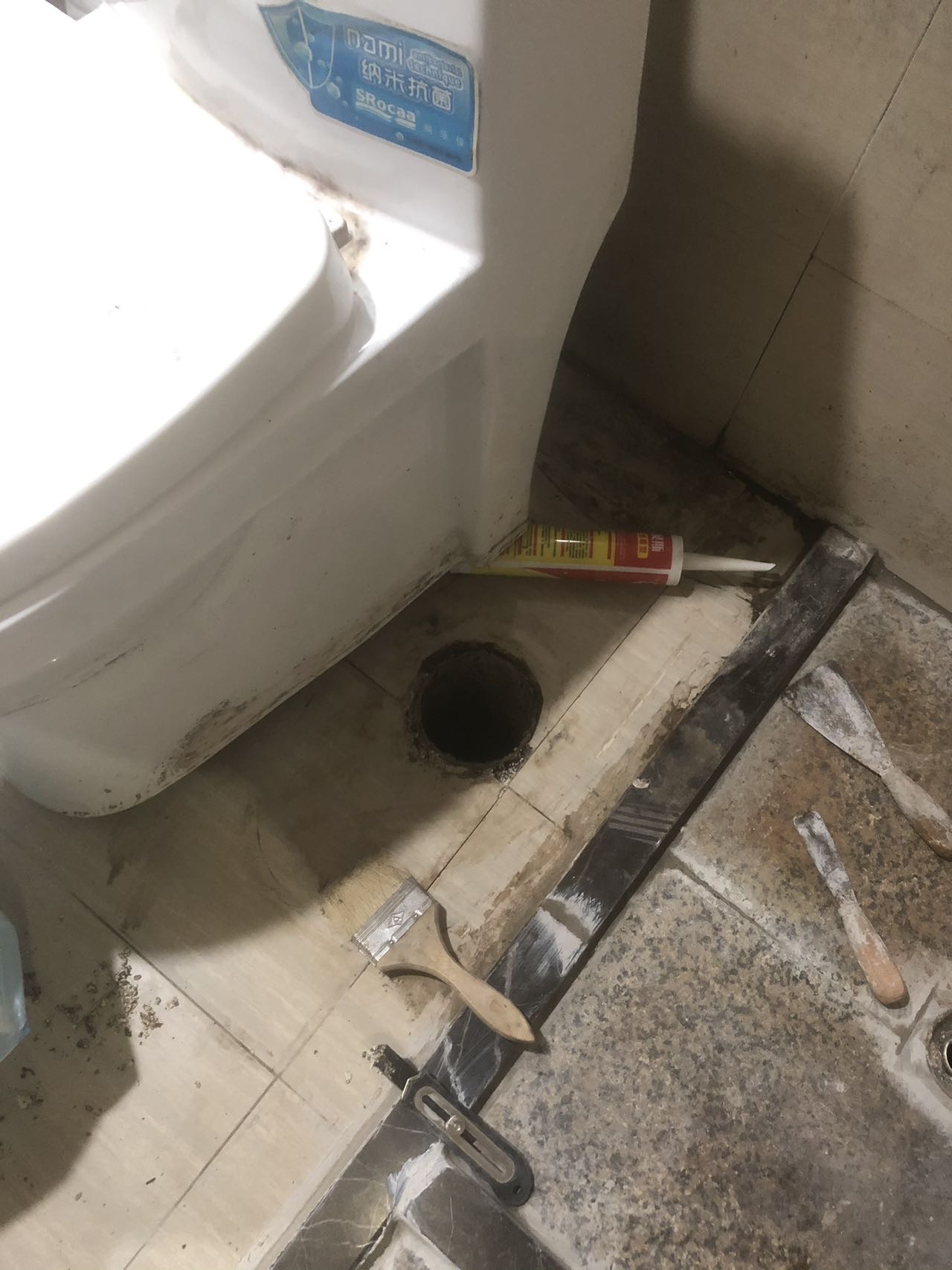 马桶渗漏水维修更换