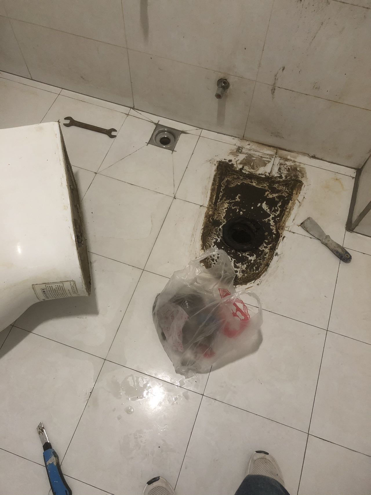 马桶渗漏水维修更换