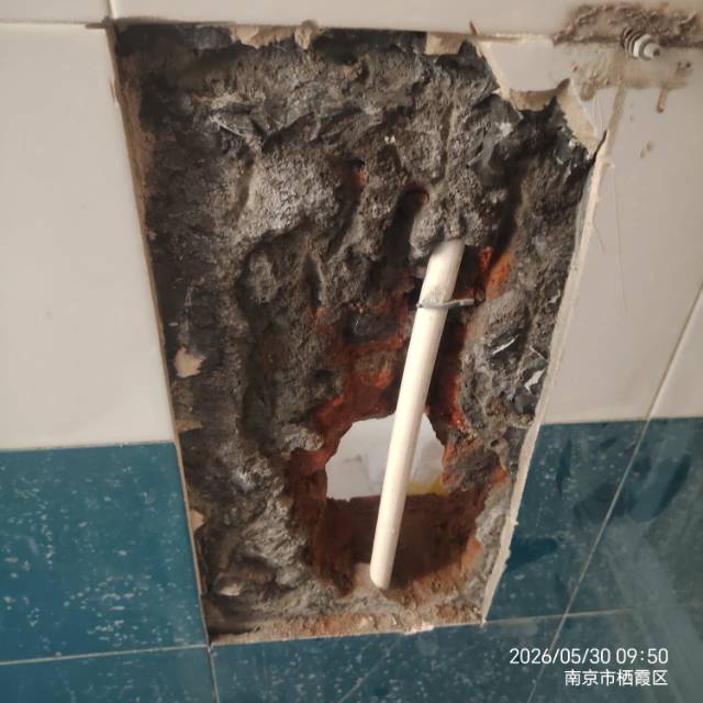 专业管道疏通维修上门服务，从业近20年，拥有丰富的经验、精堪的技术、先进的疏通设备，专业的疏通工具。南京全城半小时左右可上门。亲民的收费价格，一流的服务！欢迎新老客户致电联系！24小时在线！