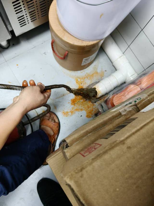 专业管道疏通维修上门服务，从业近20年，拥有丰富的经验、精堪的技术、先进的疏通设备，专业的疏通工具。南京全城半小时左右可上门。亲民的收费价格，一流的服务！欢迎新老客户致电联系！24小时在线！