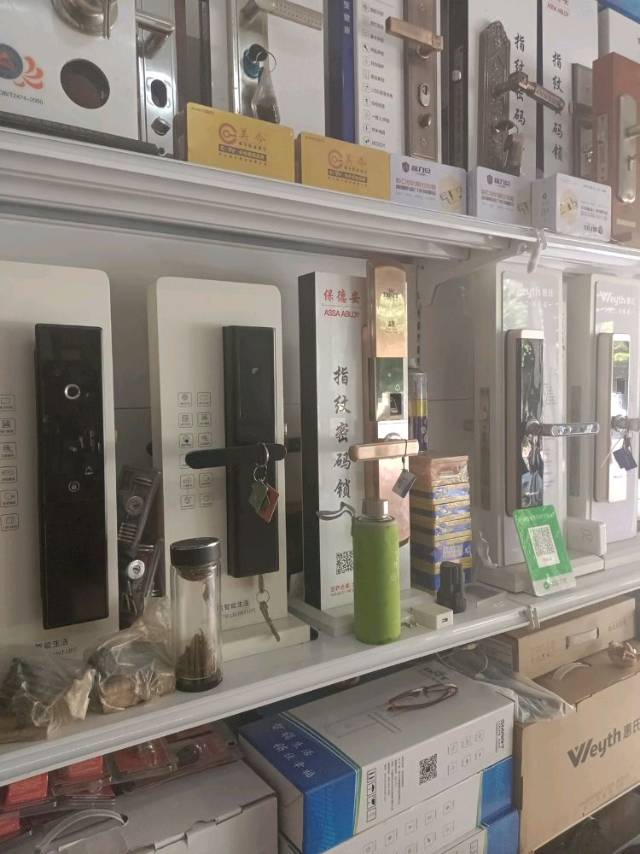武汉附近开锁电话，师傅上门开锁，安装智能锁，开汽车锁配遥控钥匙，开保险柜锁，修门修锁，锁具配件齐全，售后无忧