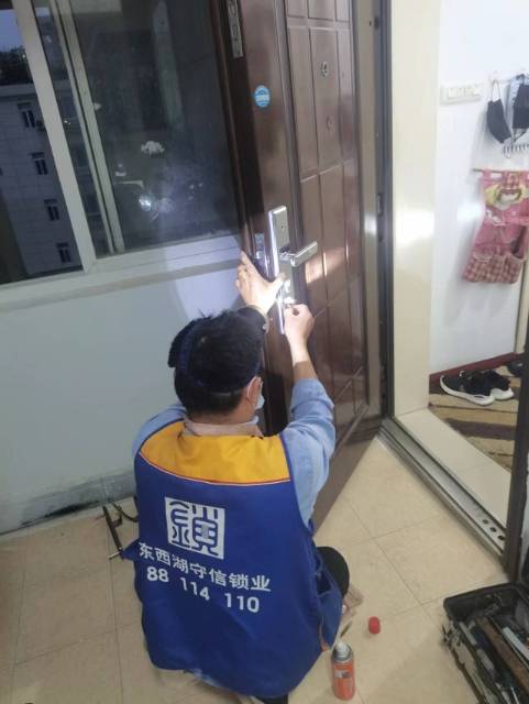 武汉附近开锁电话，师傅上门开锁，安装智能锁，开汽车锁配遥控钥匙，开保险柜锁，修门修锁，锁具配件齐全，售后无忧