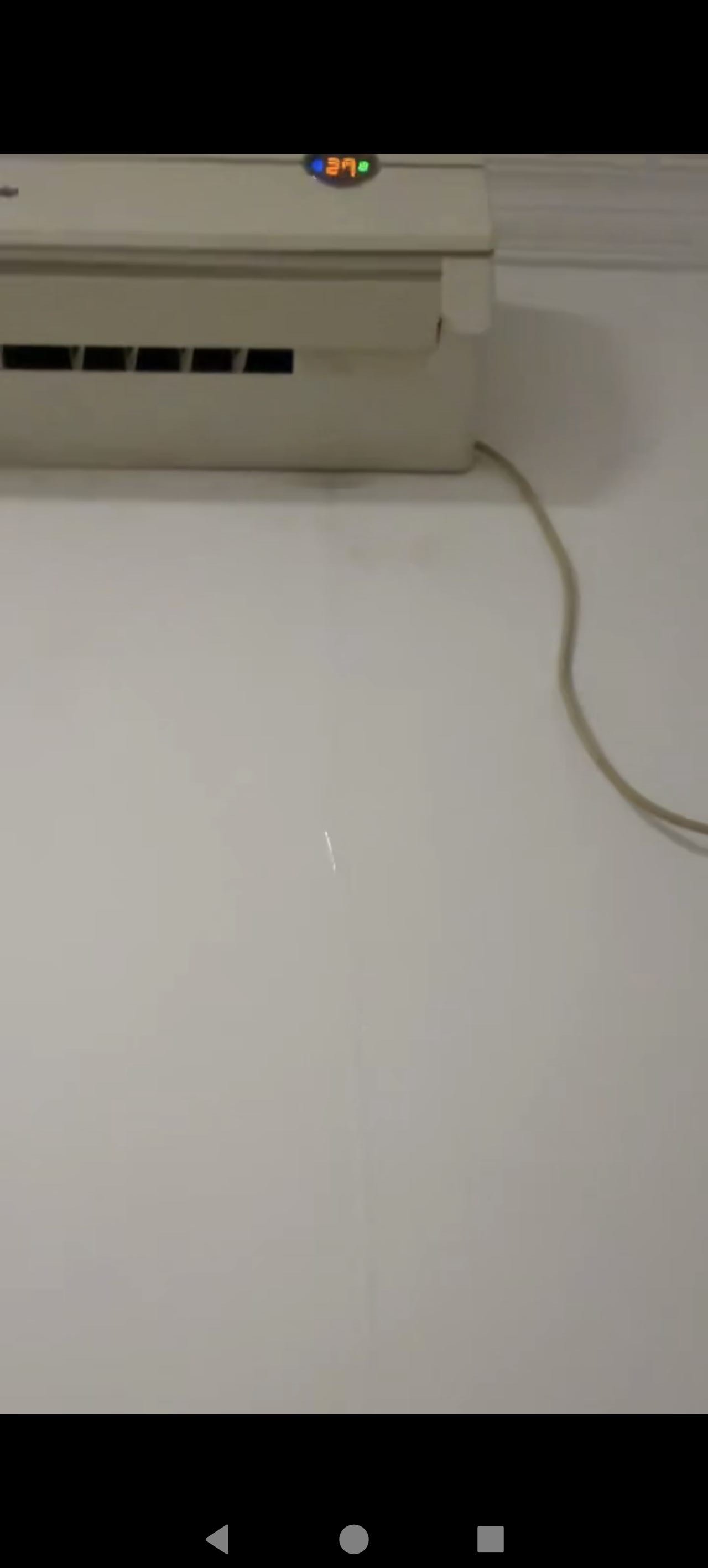 检查挂机空调孔进水