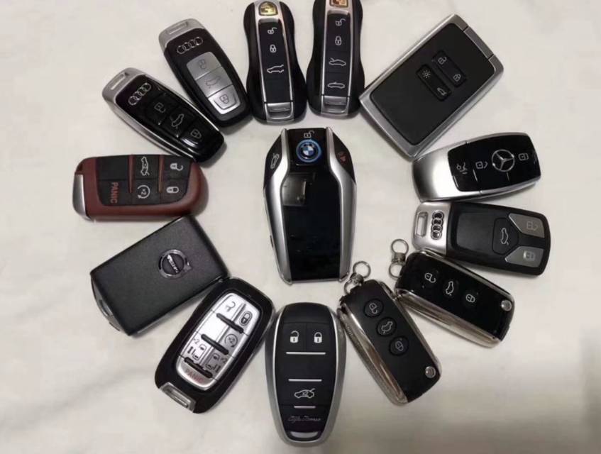 开锁换锁配汽车遥控钥匙，开各种保险柜，修理伸缩门卷帘门道闸门